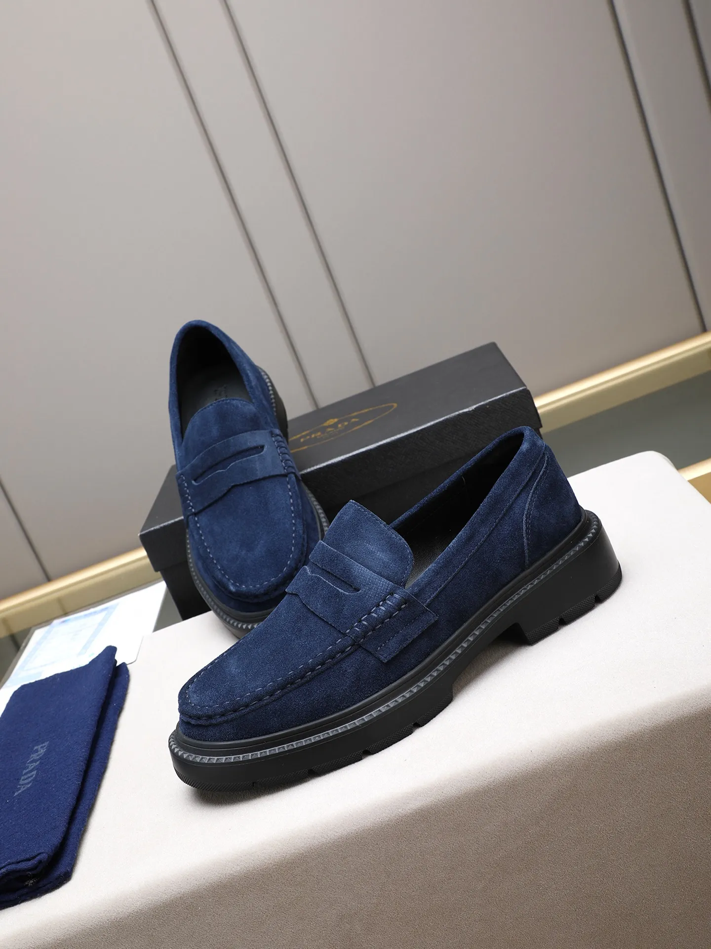 Men's shoes💰480 [Available on Tmall and Taobao major platforms] Prada men's best-selling premium casual leather shoes, imported first-layer matte cowhide loafers combine exquisite elements with modern charm, are strong in toughness, resistant to folding, not easily deformed, and durable in wear! Water-dyed sheep's ➕cow pad! Foam ultra-light and wear-resistant outsole, code number 38-44 (45 is custom-made, non-returnable and non-exchangeable)